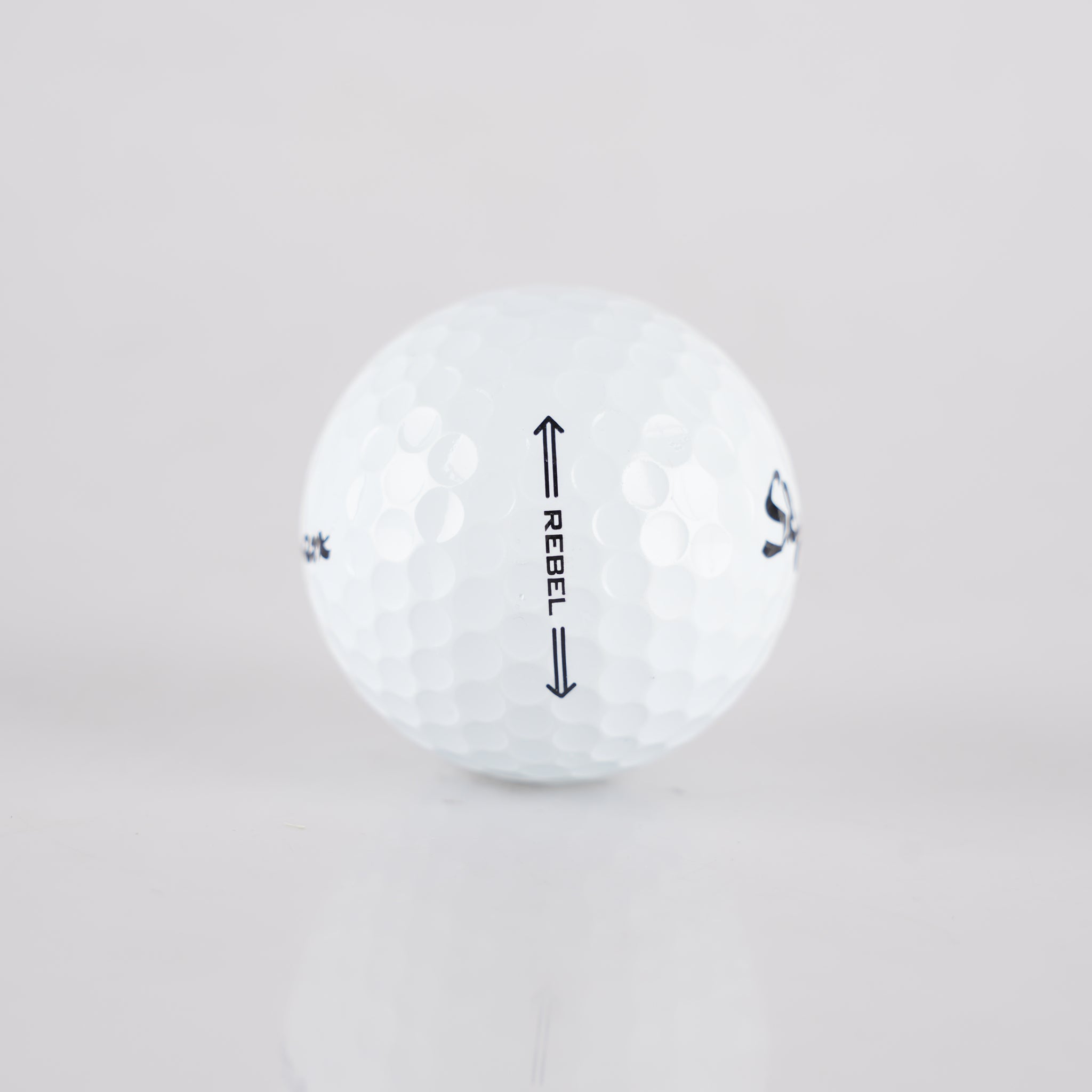 rebel-golfpallo lähikuvassa suuntaviiva