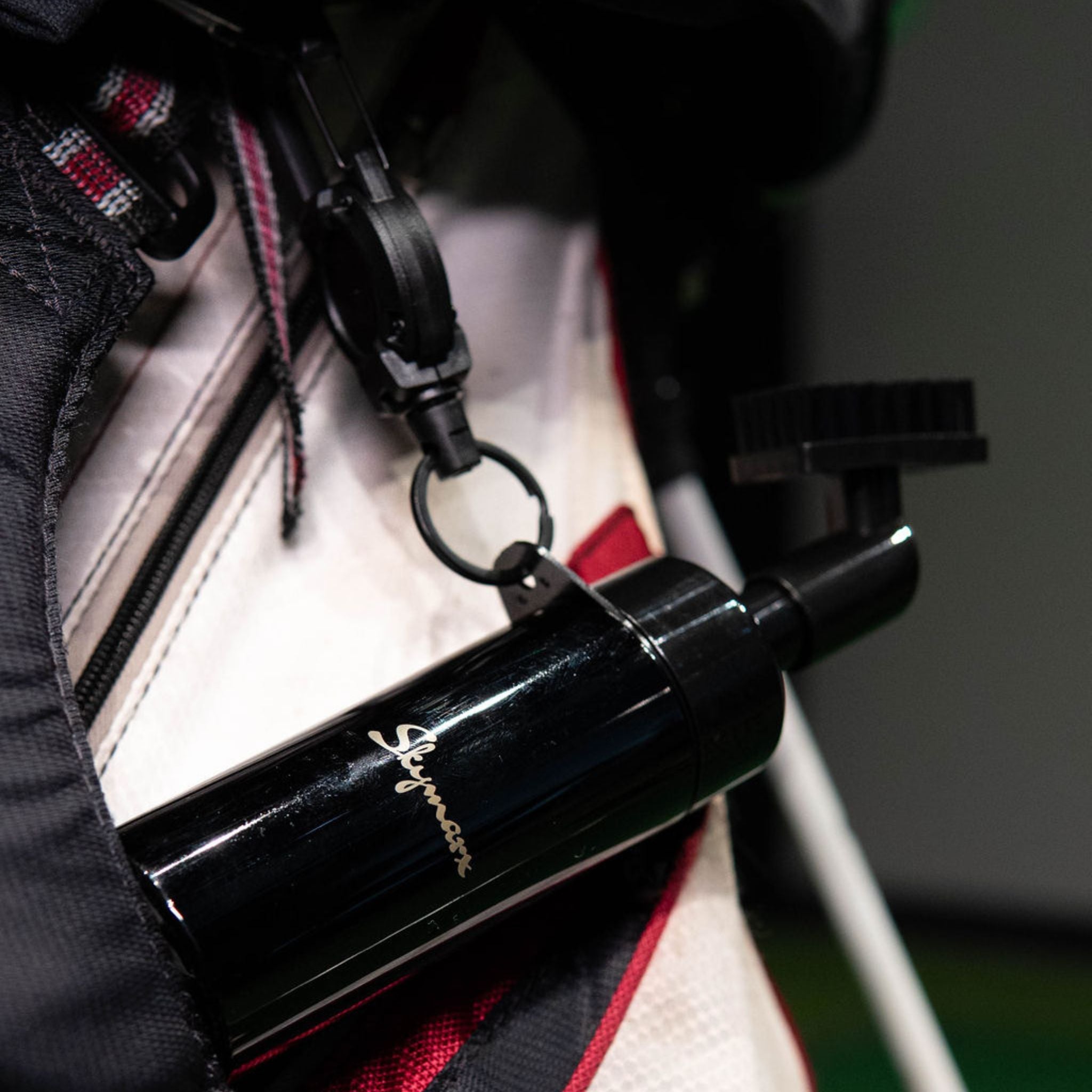 golf mailapesuri roikkumassa golfbagista