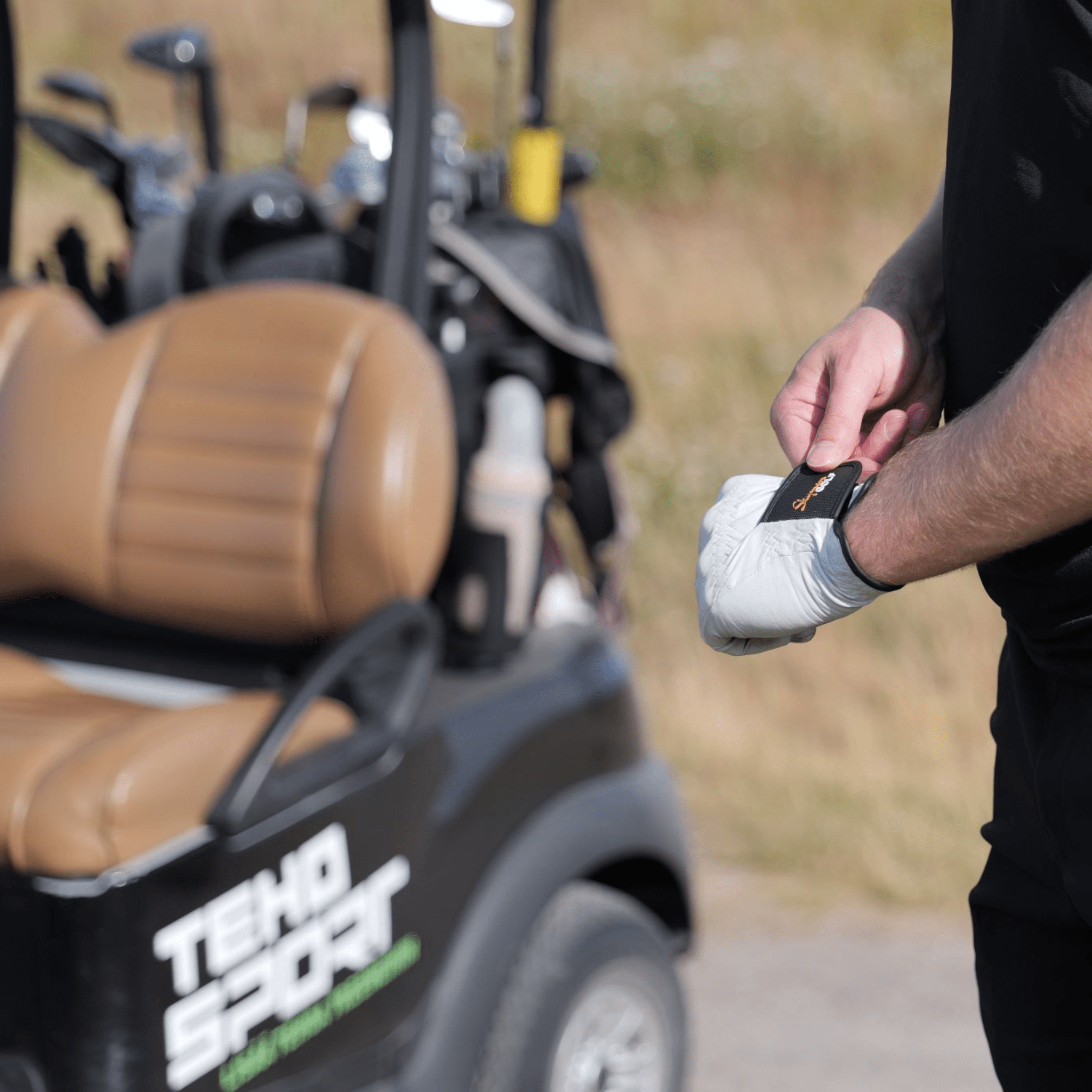 cabrettanahkainen golfhanska miehille golfkentällä pelaajalla kädessä