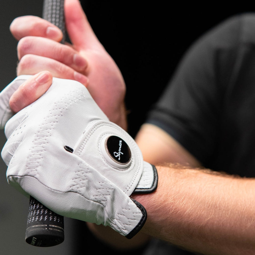 cabretta marker golfhanska maila kädessä